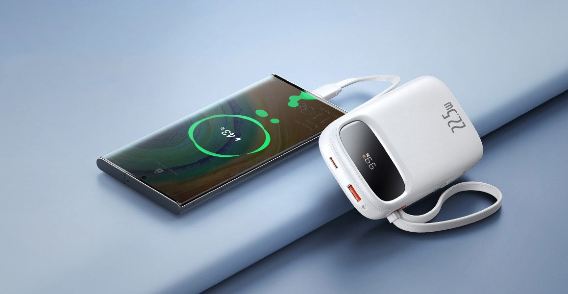 پاوربانک بیسوس QPow2 Dual‑Cable 20000mAh 22.5W در حال شارژ گوشی سامسونگ گلکسی S23